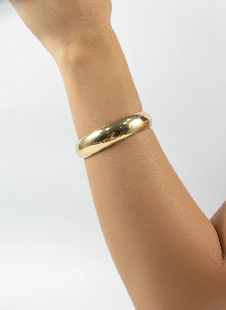 GOLD CURVED TEXTUREDF HINGED BANGLE BRACELET