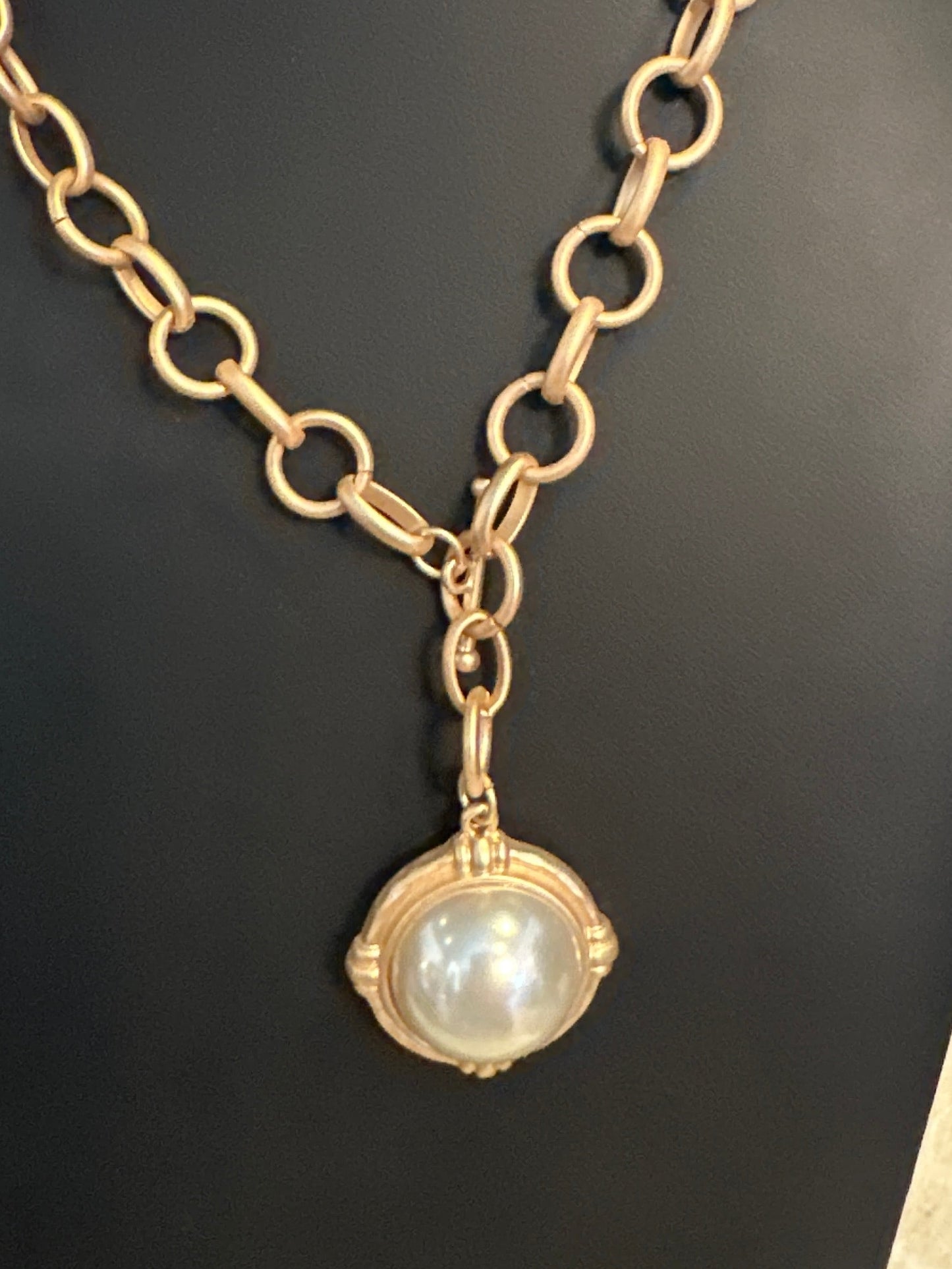 GOLD CHAIN WITH PEARL CIRCLE CHARM NECKLACE